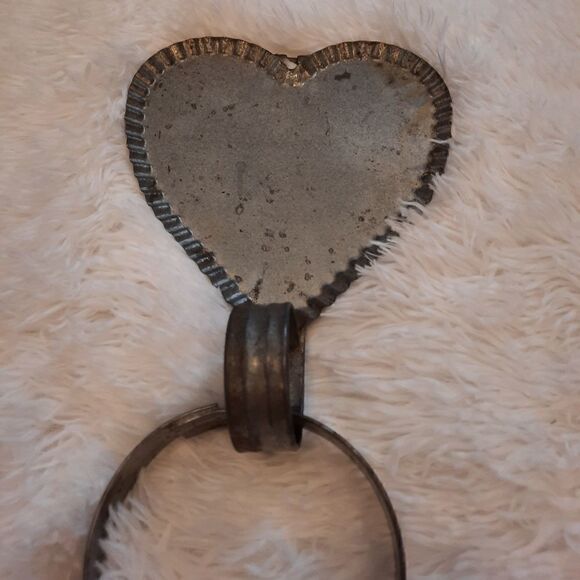 Vintage Towel Holder Heart Shaped Tin with Hand Towel - Picture 2 of 8
